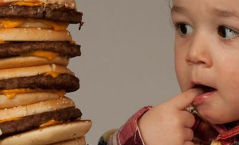 &ldquo;Mən bunu istəyirəm!&rdquo; - Uşağın &ldquo;fast-food&rdquo; sevgisinin arxasında nə dayanır?