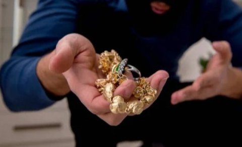 Sevgilisinin qızıllarını oğurladı, borclarını ödədi