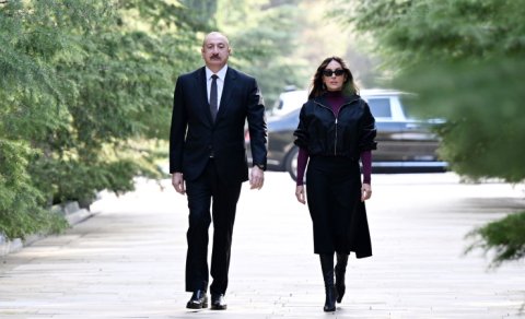 Prezident və birinci xanım Daşkənddə Müstəqillik abidəsini ziyarət etdi