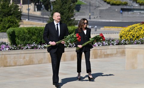 İlham Əliyev və Mehriban Əliyeva Heydər Əliyevin memorial kompleksinin önünə gül dəstələri qoydu
