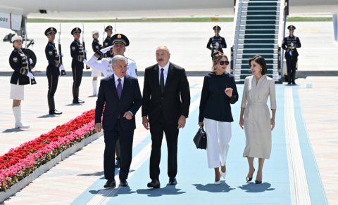 Prezident və birinci xanım Daşkənddən Buxaraya gedib