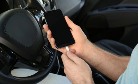Avtomobildə telefonun yavaş şarj olmasının səbəbi açıqlandı