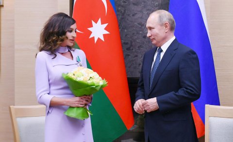 Putin Mehriban Əliyevanı təbrik etdi