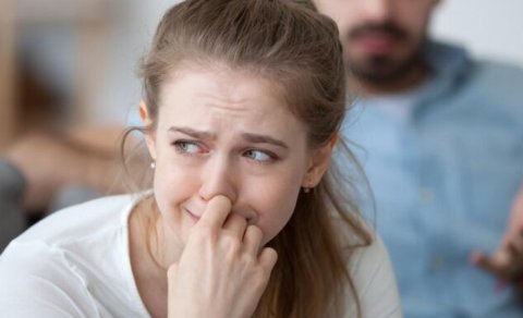 Yemək gec hazır oldu, həyat yoldaşını saçından tutub divara çırpdı