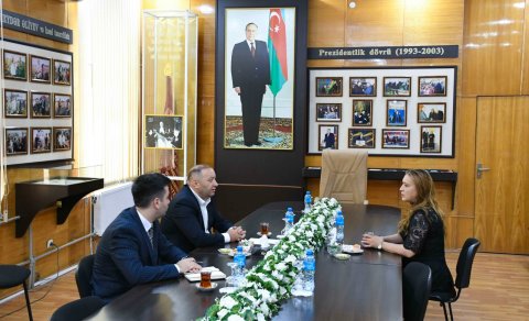 ADAU rektoru tələbə adını qazanan şəhid anası ilə görüşüb
