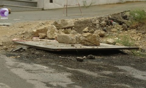 Tikinti şirkətinin yük maşınları məhəllədaxili yolu yararsız hala saldılar - VİDEO