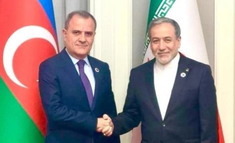 Ceyhun Bayramov Abbas Əraqçi ilə regional məsələləri müzakirə edib