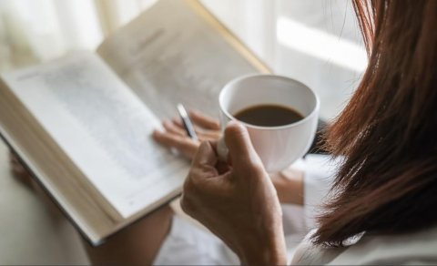 Kitab oxuyuruq, yoxsa kitab oxuyan kimi görünürük?