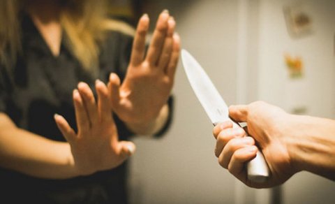 Əvvəl bacısını, sonra özünü bıçaqladı