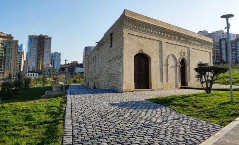 Bakıdakı tarixi abidənin məlumat lövhəsi yayarsız hala salınıb - FOTO