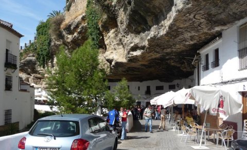Qayanın altında evlər: İspaniyada turistləri heyrətləndirən unikal şəhərcik