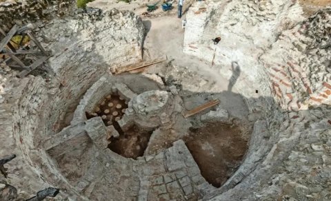 Arxeoloqları təəccübləndirən kəşf: Roma sarayının altından hamam çıxıb