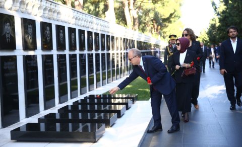 Birol Akgün Şəhidlər xiyabanı və Türk şəhidliyini ziyarət edib
