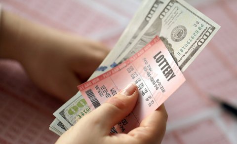 1 milyard dollar lotereya uddu, 450 milyon dollar almağı seçdi