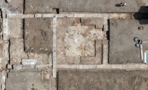 Arxeoloqlar Aristotelin Makedoniyalı İsgəndərə dərs dediyi məktəbi tapdı