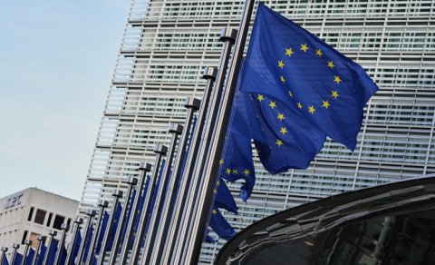"Bloomberg": Aİ dünya siyasətində müşahidəçi statusuna düşüb