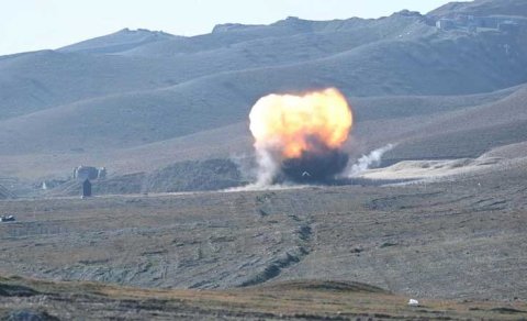 Laçında traktor minaya düşdü