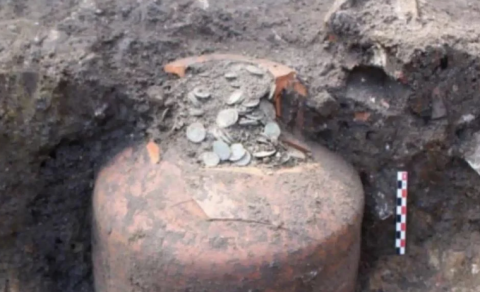 Arxeoloqlar 1800 illik evin altında on minlərlə Roma sikkəsi tapdı