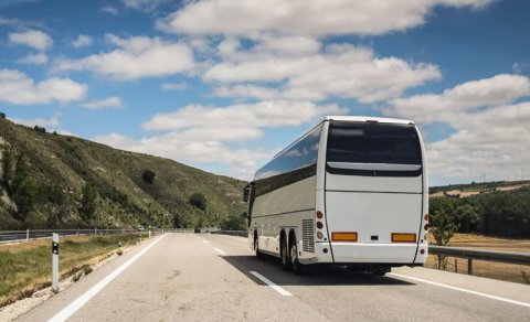 Yüzlərlə kilometr köhnə avtobuslarda: Rayonlara gediş-gəliş niyə sınağa çevrilir?