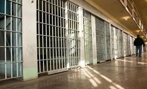 Gəlinini bıçaqlamaqda təqsirləndirilən 72 yaşlı kişi təcridxanada öldü