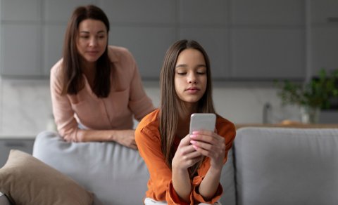 Psixoloq valideynlərin övladlarına niyə həsəd apardığını açıqladı