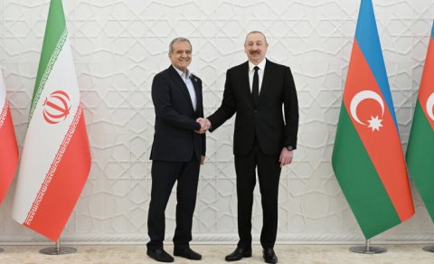 İlham Əliyev Məsud Pezeşkiana zəng etdi