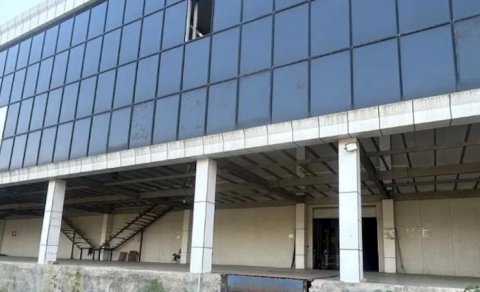 Dövlətin güzəştli krediti hesabına tikilən nəhəng anbar müsadirə olunaraq satışa çıxarıldı - FOTO