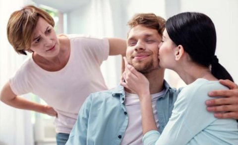 Yeni evlənənlər valideynlərlə birgə yaşamalıdır? &ndash; Psixoloq DANIŞDI