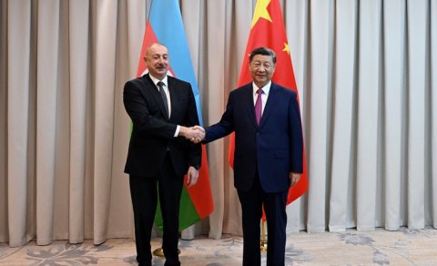 İlham Əliyev Si Cinpini təbrik etdi

