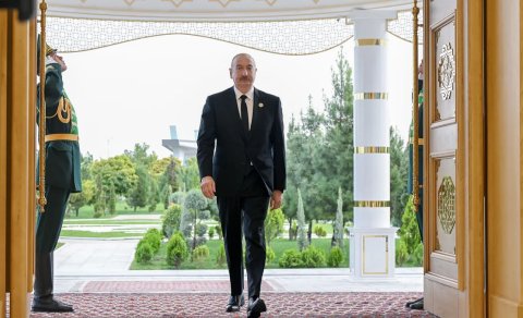 İlham Əliyev Türkmənbaşıda yüksəksəviyyəli görüşdə iştirak etmək üçün "Avaza" Kompleksinə getdi