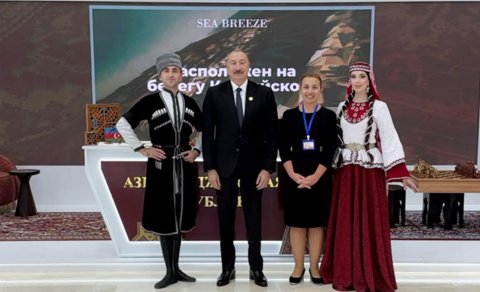 Prezident Türkmənbaşıda MDB-nin iştirakçı ölkələrinin milli stendləri ilə tanış oldu - FOTO