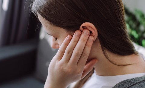 Həkim qulaqlarda küyün az bilinən səbəbini açıqladı