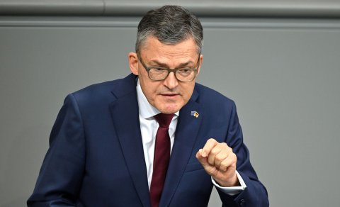 Alman deputat: "Tramp Rusiyanı gücləndirir, Avropanı zəiflədir"