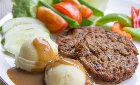 Kotletlərin yumşaq və şirəli alınması üçün qiyməyə nə əlavə etmək lazımdır?