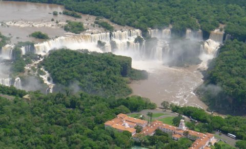 Argentinada məşhur şəlalələr bağlandı: Güclü El-Nino təhlükə yaratdı