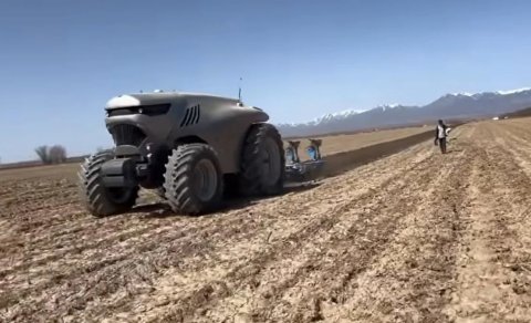 Çində sürücüsüz traktorlar tarlaları becərir, yolları isə pilotsuz texnika çəkir - VİDEO