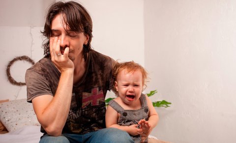 Uşaq doğulduqdan sonra atalarda depressiya yarana bilər - Psixoloq səbəbləri açıqladı