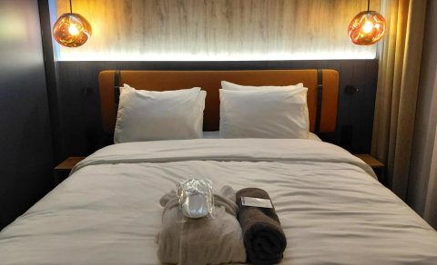 Otel otağında gizli kamera ola bilər: Onu telefonla necə aşkar etmək olar?