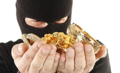 
Çoxmərtəbəli binanın zirzəmisində gizlədilən qızılları divarı dağıdaraq taladı