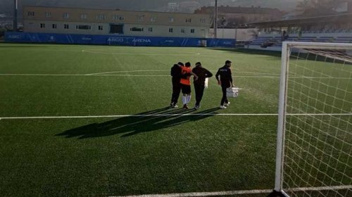 Azərbaycan futbolunda maraqlı hadisə: Hamı getdi, zədəli futbolçunu...