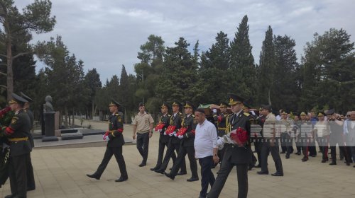 
Prezident və birinci xanım Fatma Səttarovanın dəfn mərasiminə əklil göndərdi - FOTO