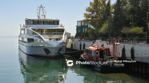 Bakı bulvarında məşhur "Mirvari" gəmisi yenidən göründü - FOTO