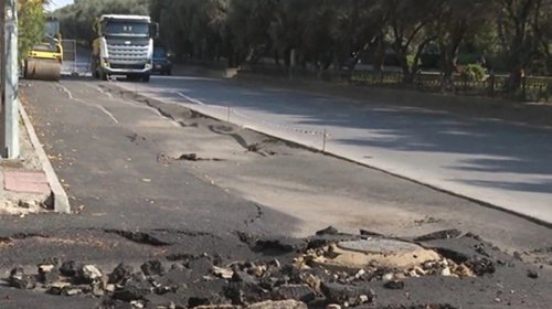 Bakıda yeni asfaltlanan yol çökdü - VİDEO