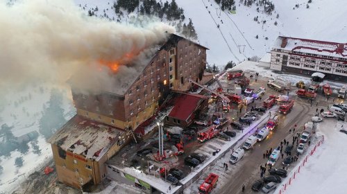 Türkiyənin Ədliyyə Nazirliyi: Boluda hoteldə yanğın zamanı 78 nəfər həyatını itirib