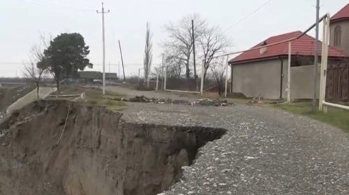 Bu kənd təhlükəli vəziyyətdədir: Çay öz məcrasından çıxıb, yol bağlanıb