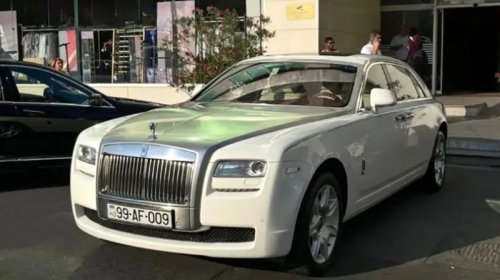 Bakıda 375 minlik "Rolls Royce" hərraca çıxarıldı