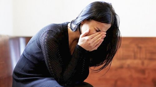 19 yaşlı qızı fotoları ilə şantaj etdi, saxlanıldı