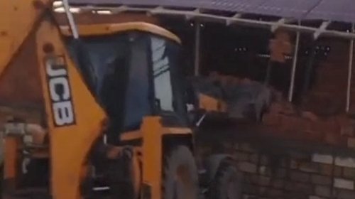 İcra hakimiyyəti vətəndaşın evini sökdürdü - VİDEO