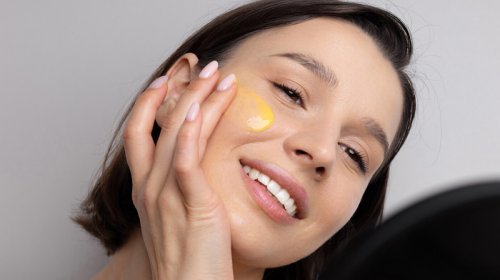 Kosmetoloq: Allergiya xəstələri vitaminli kosmetik vasitələrdən uzaq durmalıdır