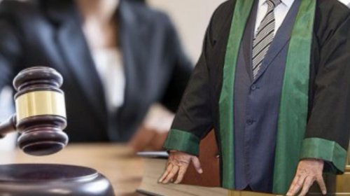 Azərbaycanda qadın sahibkar sevgilisinin arvadını və qızını döydü
